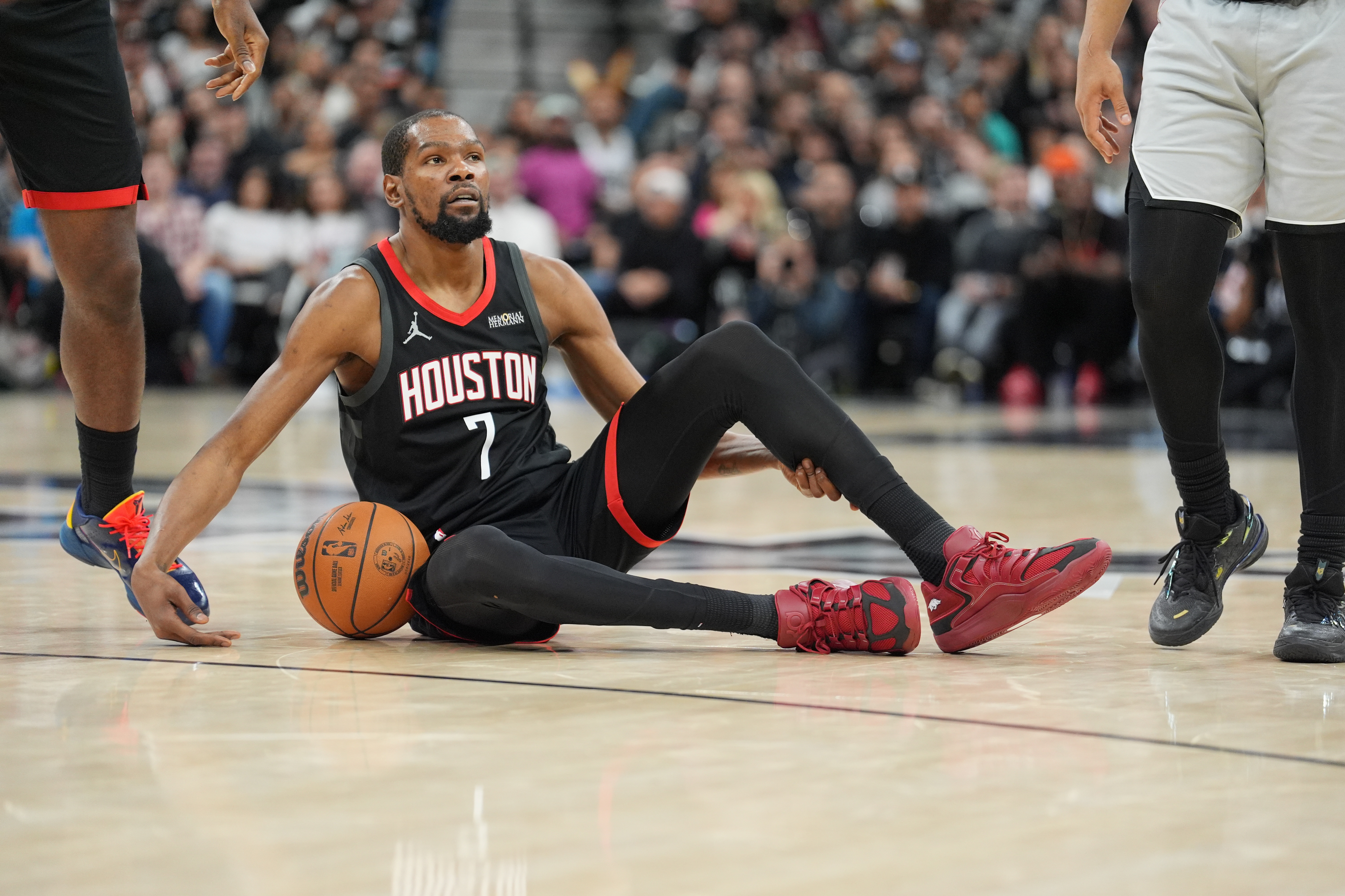 开云APp-比尔·西蒙斯：若知道范弗里特受伤 火箭当时就不会换来KD