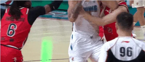 开云体育官网-麦基回防时与陈国豪互不相让，两人互相推搡